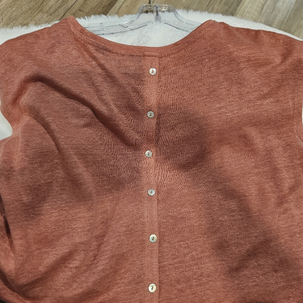 Tahari Women's Terracotta Button-Back Shirt With FREE Matching Necklace - Picture 6 of 10